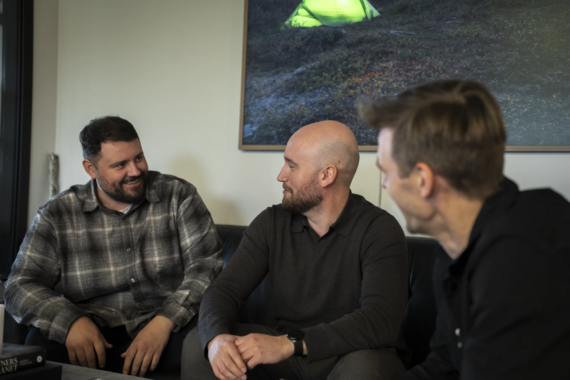 Emil Darsbo i samtal med kollegor på EZ Agencys kontor.