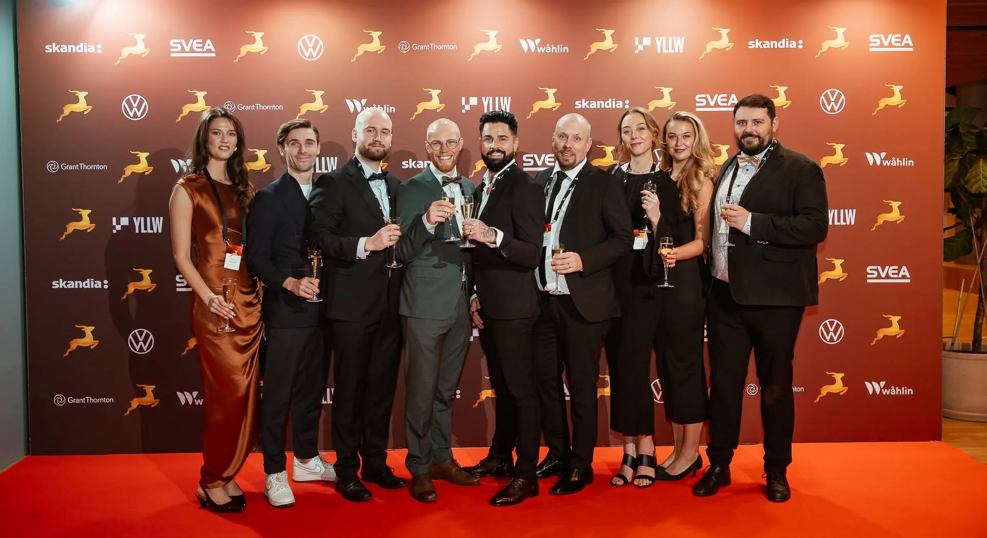 Teamet från EZ Agency skålar framför Di Gasell-väggen på galan.