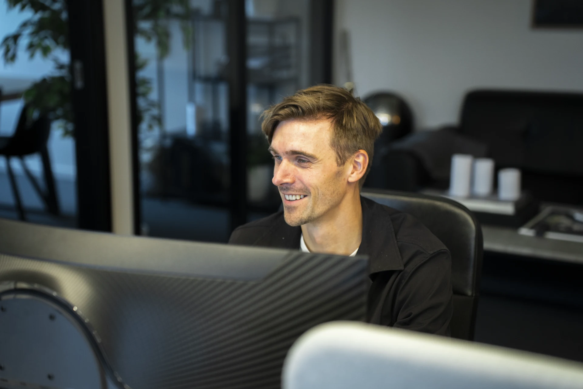 Emil Darsbo vid skärmen på EZ Agencys kontor.